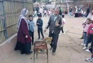 أسد يفترس حارسه وسط هلع الزوار بحديقة حيوان الفيوم