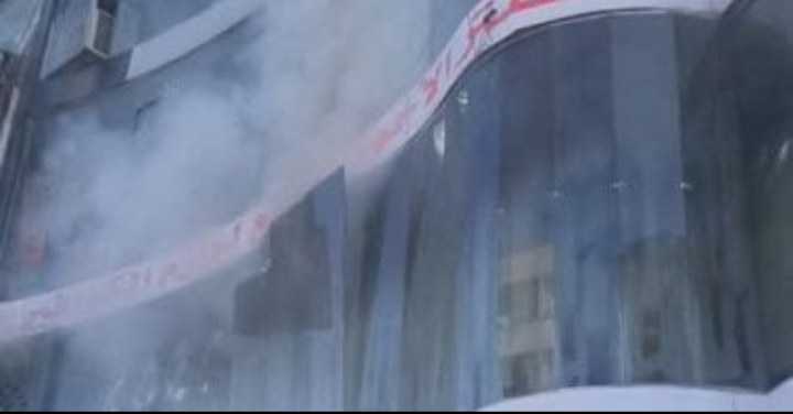 الأمن يعاين آثار حريق مول فى شارع بورسعيد بمنطقة الموسكى