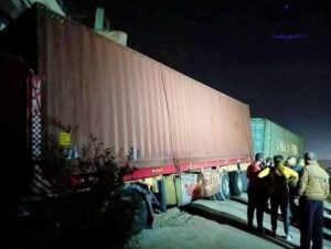 اصطدام سيارة نقل بإحدى شرف منزل  بقرية  كفر شكر بالقليوبية 