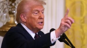 ترامب يدافع عن أصحاب البشرة البيضاء بجنوب أفريقيا وبريتوريا تنفى ادعاءاته