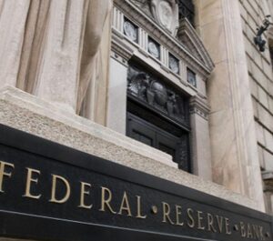 البنك «الفيدرالي الأمريكي» يبقى الفائدة عند نطاق بين 4.25% و4.5%