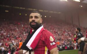 محمد صلاح يدخل قائمة العشرة الكبار ويواصل العزف على أوتار المجد
