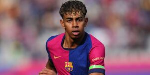 لحظة وصول الكرة الذهبية لحفل البالون دور 2025