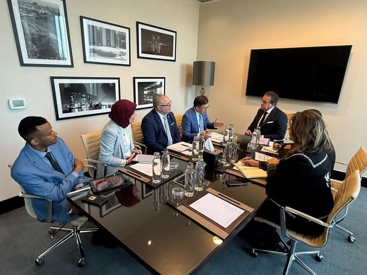 نائب رئيس مجلس الوزراء وزير الصحة يلتقي وفد UNIDO لبحث تعزيز التعاون في تنمية صناعة الأدوية واللقاحات