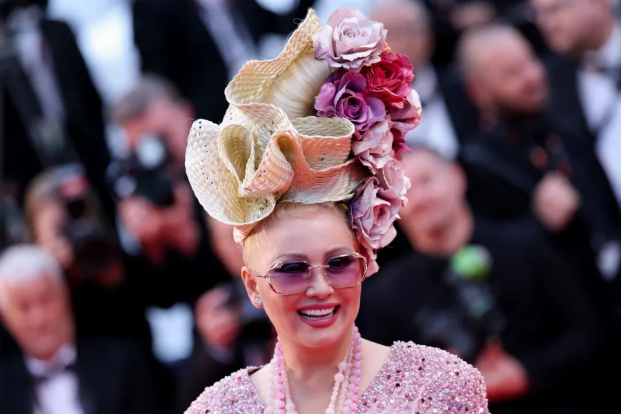 أغرب صيحات جمالية اعتمدتها النجمات على السجادة الحمراء بمهرجان كان السينمائي