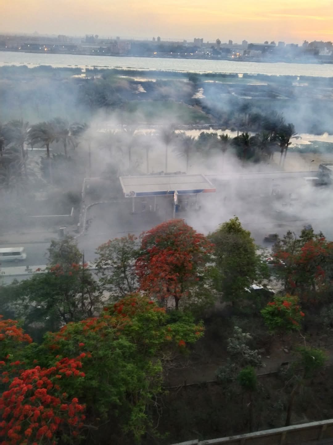 عاجل ...حريق علي كورنيش النيل بمنطقة منتصر بحدائق حلوان في القاهرة