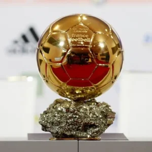 لحظة وصول الكرة الذهبية لحفل البالون دور 2025