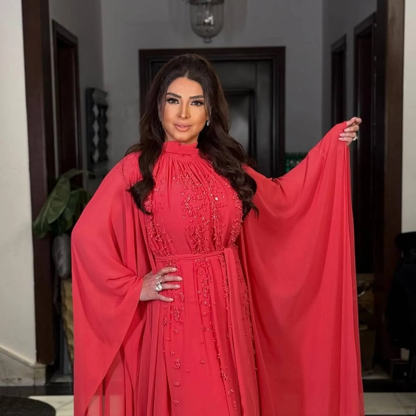 روجينا توجّه رسالة رومانسية إلى أشرف زكي من على البحر