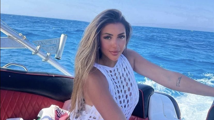 سارة سلامة تثير الجدل بهذه الإطلالة بملابس لافتة