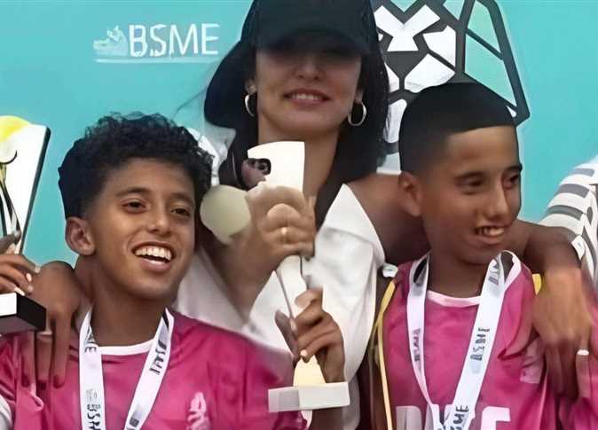 زينة تتصدر التريند بسبب صورة مع التوأم أثناء تكريمهما