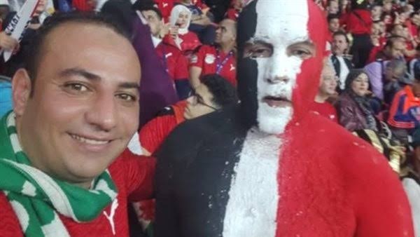 رحيل السمعة أول مُشجّع للنادي المصري ومنتخب مصر يُطلي جسمه بعلم بلاده