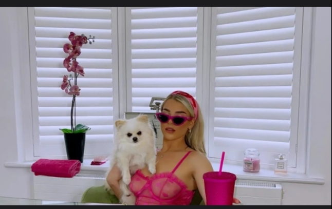 لاعبة كرة قدم تطلب المساعدة من متابعيها وتتركهم في ذهول بسبب ملابسها المثيرة 