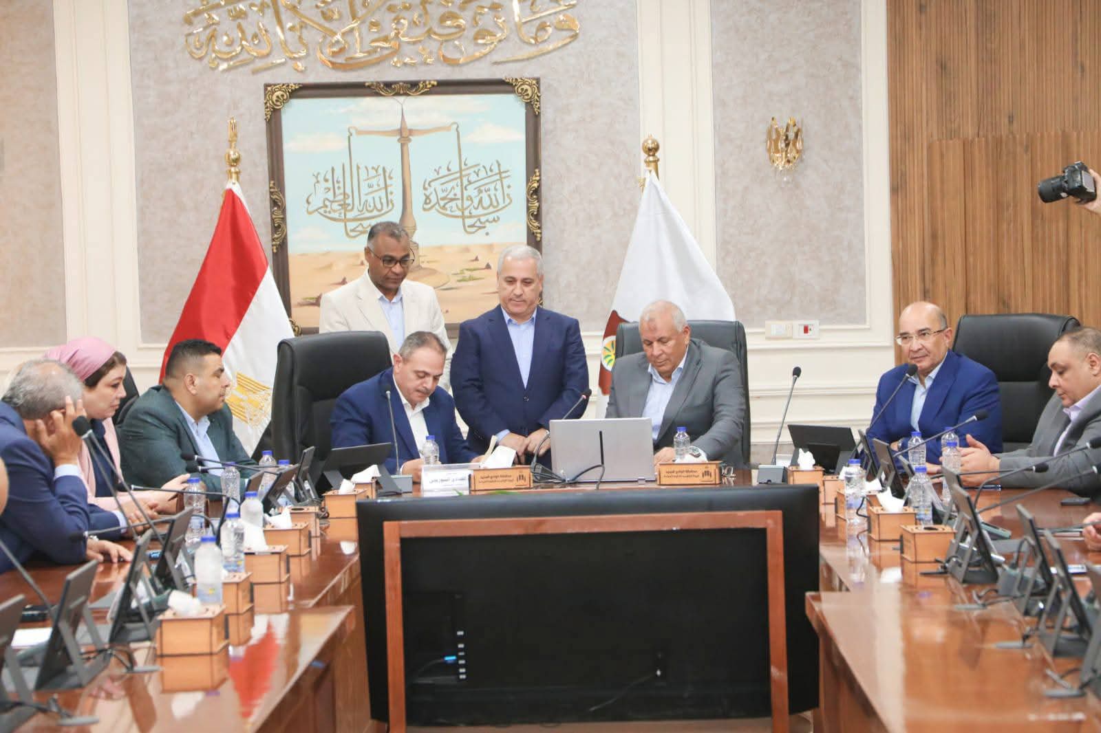 فى اجتماع موسع بمجمع المصالح  الزملوط و الشوربجي  يبحثان جهود التعاون وتنمية المشروعات