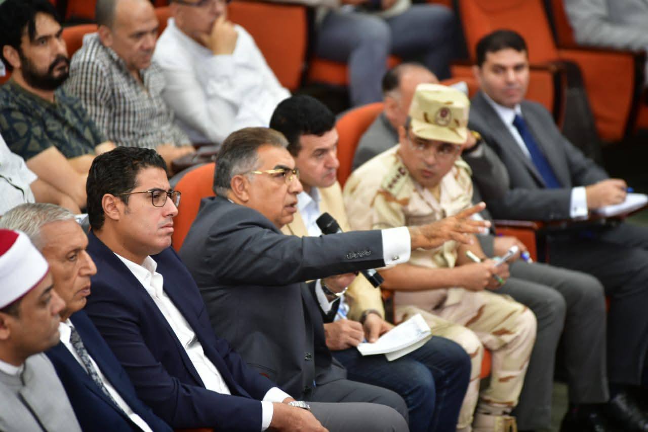 محافظ الدقهلية يجتمع بوكلاء الوزارات ورؤساء المرافق لرفع جاهزية مواجهة الأزمات والكوارث 