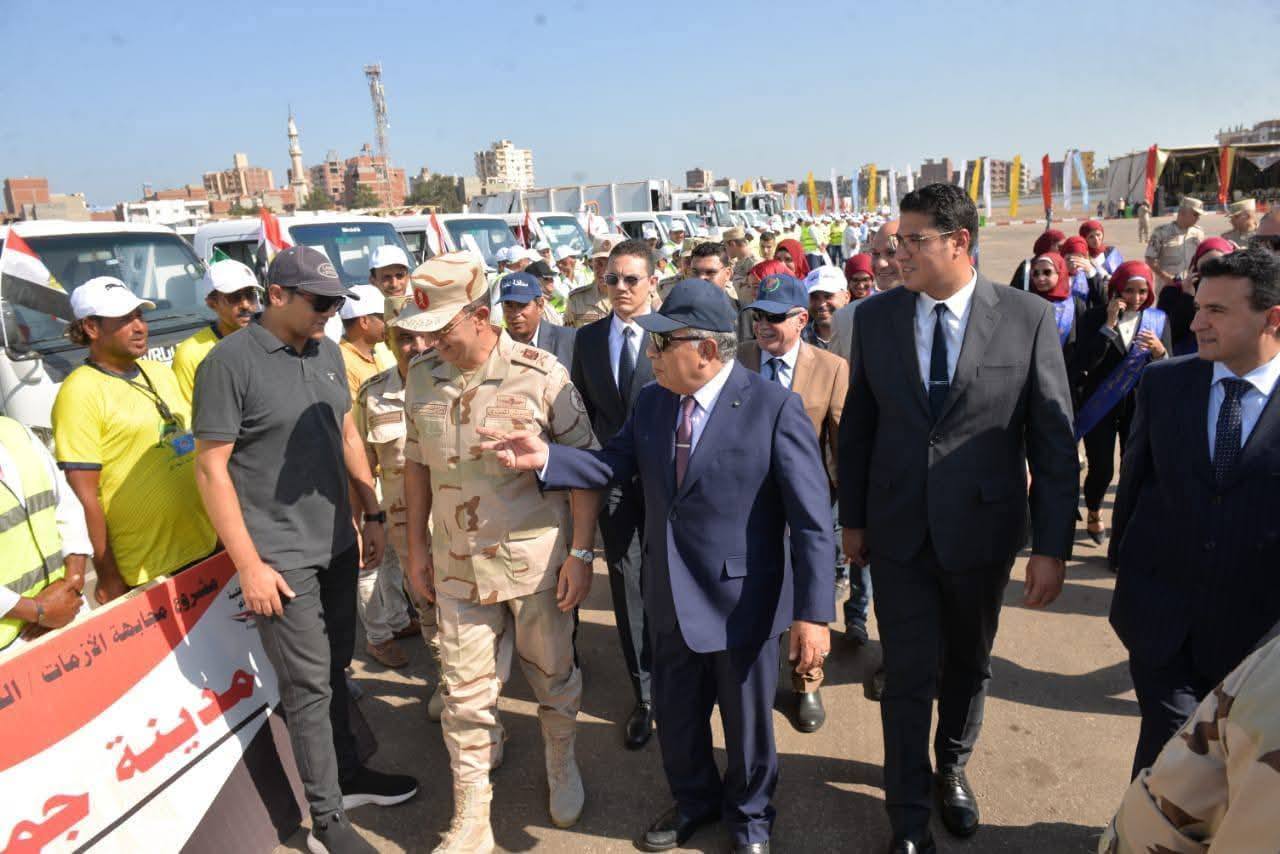 محافظ الدقهلية وقائد قوات الدفاع الشعبي والعسكري يتفقدان اصطفاف معدات مواجهة الأزمات والكوارث صقر 152 بمدينة شربين.