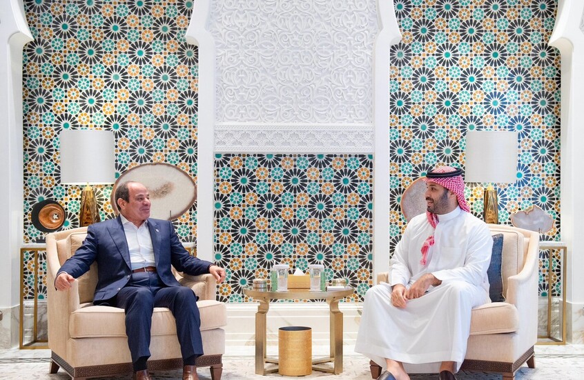 نقوش غامضة خلف بن سلمان والسيسي في لقاء نيوم تشعل التكهنات