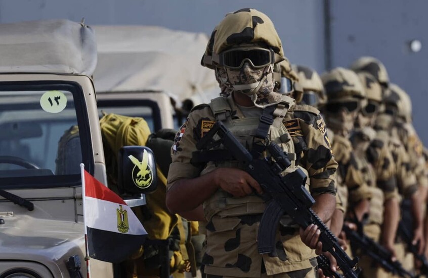 مصر تحشد قوات كبيرة على حدود إسرائيل والإعلام العبري يحذر