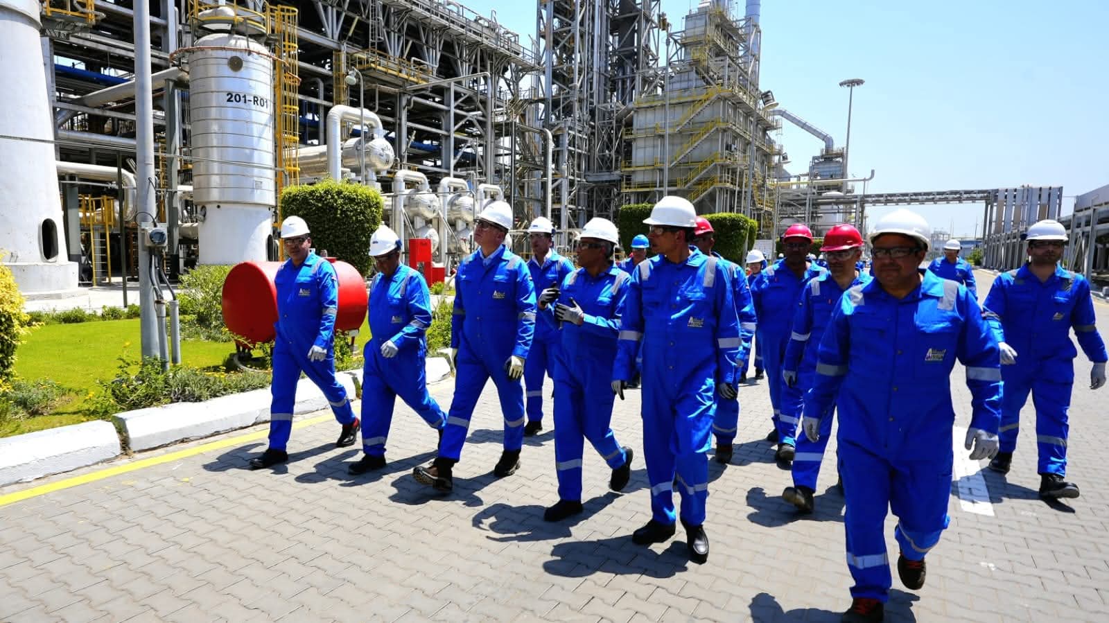 وزير البترول والثروة المعدنية يتفقد سير العمل بالوحدات الإنتاجية 