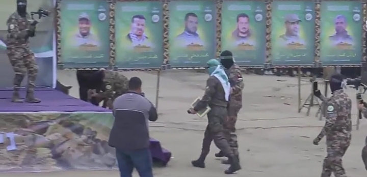 مخاوف من رد فعل إسرائيلي انتقامي بعد نشر حماس صور الرهينتين