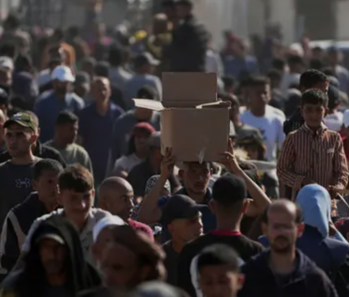 تصاعد الغضب في غزة: القيادة بعيدة عن الواقع والناس يئنّون تحت الجوع والدمار