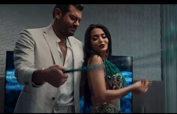 صور تجمع عمرو يوسف وأسماء جلال من فيلم السلم والثعبان 2 و10 نجمات بـ بدلة رقص في السينما قبل أسماء جلال