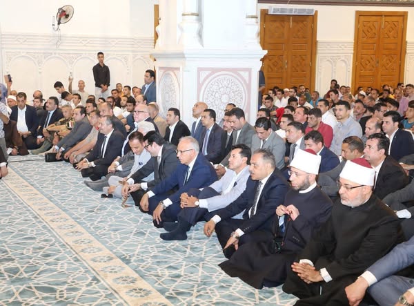وزراء الشباب والرياضة والأوقاف والموارد المائية والري ومفتي الجمهورية ومحافظ الشرقية يؤدون صلاة الجمعة بمسجد الفتح بمدينة الزقازيق