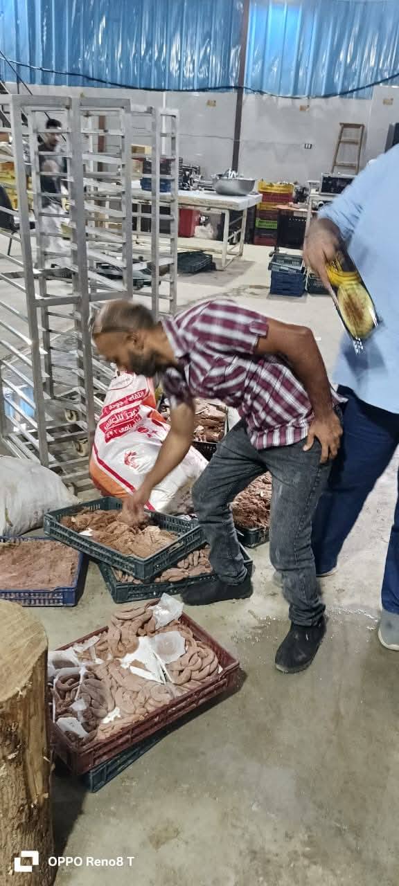 محافظة الجيزة تضبط 3 أطنان برجر وسجق وعجينة كفتة ودهون حيوانية غير صالحة للاستهلاك الآدمي بمنشاة مخالفة بالهرم