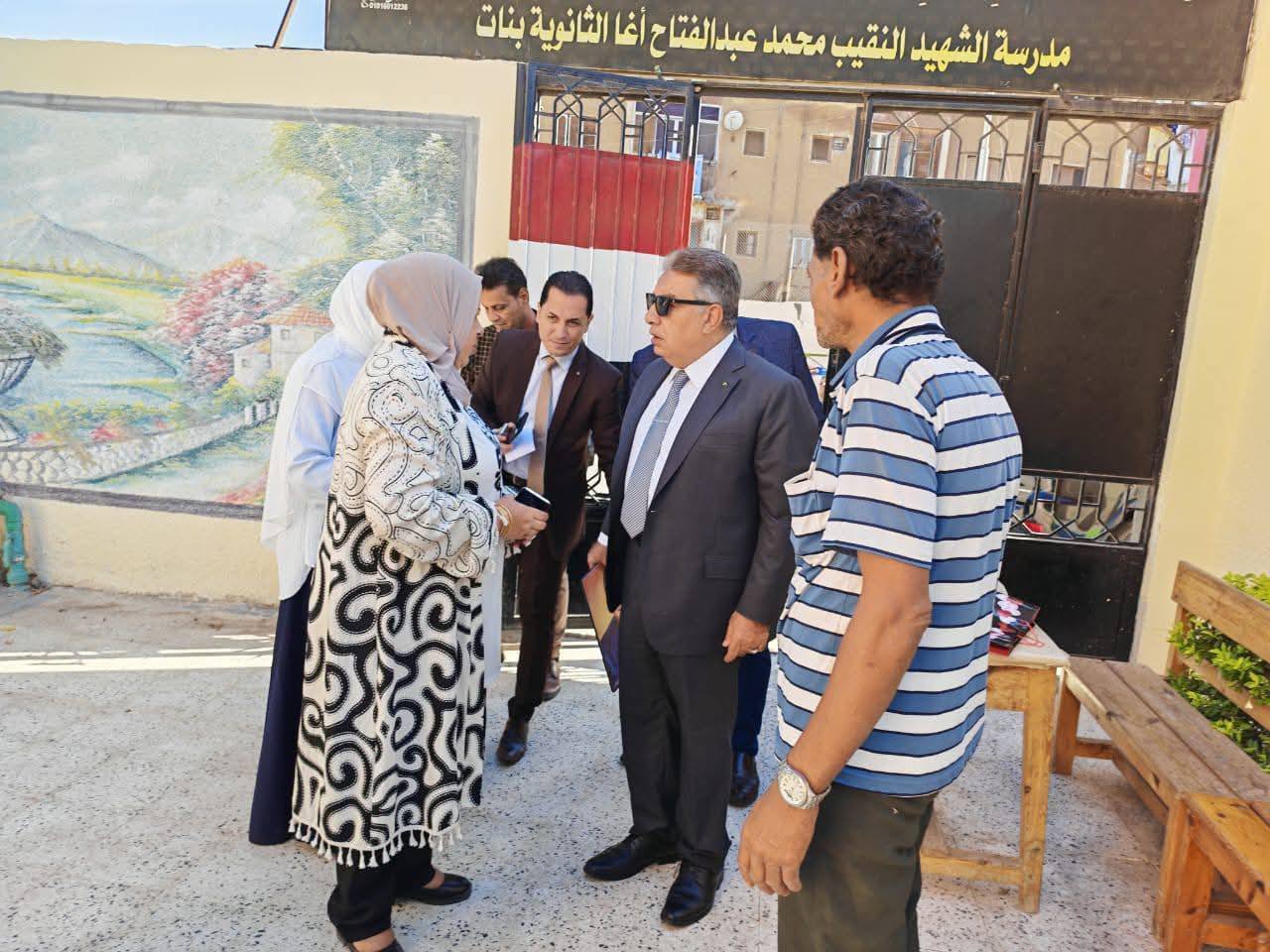 محافظ الدقهلية في جولة مفاجئة بمدرسة الشهيد محمد عبد الفتاح آغا الثانوية بنات بطلخا لمتابعة انتظام العملية التعليمية