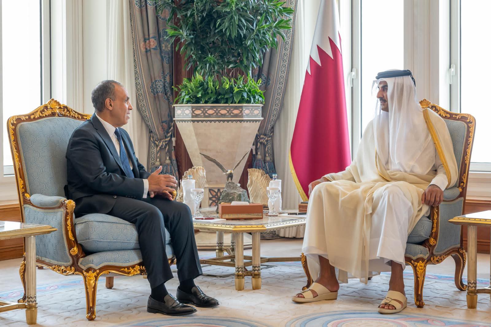 وزير الخارجية ينقل رسالة تضامن ودعم من فخامة الرئيس الي أخيه سمو الشيخ تميم 