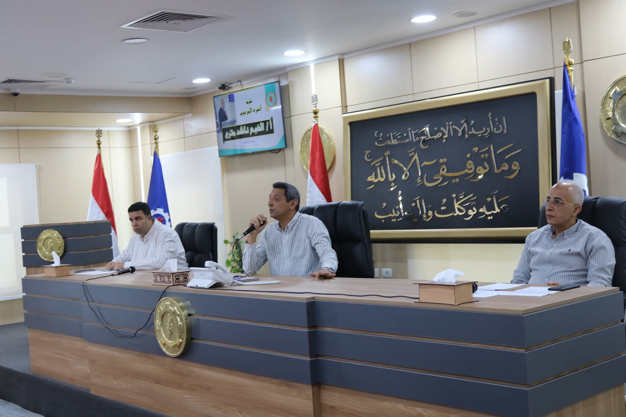 محافظ السويس يستعرض الملفات الخدمية والتنموية وتكريم لرموز العمل والإخلاص