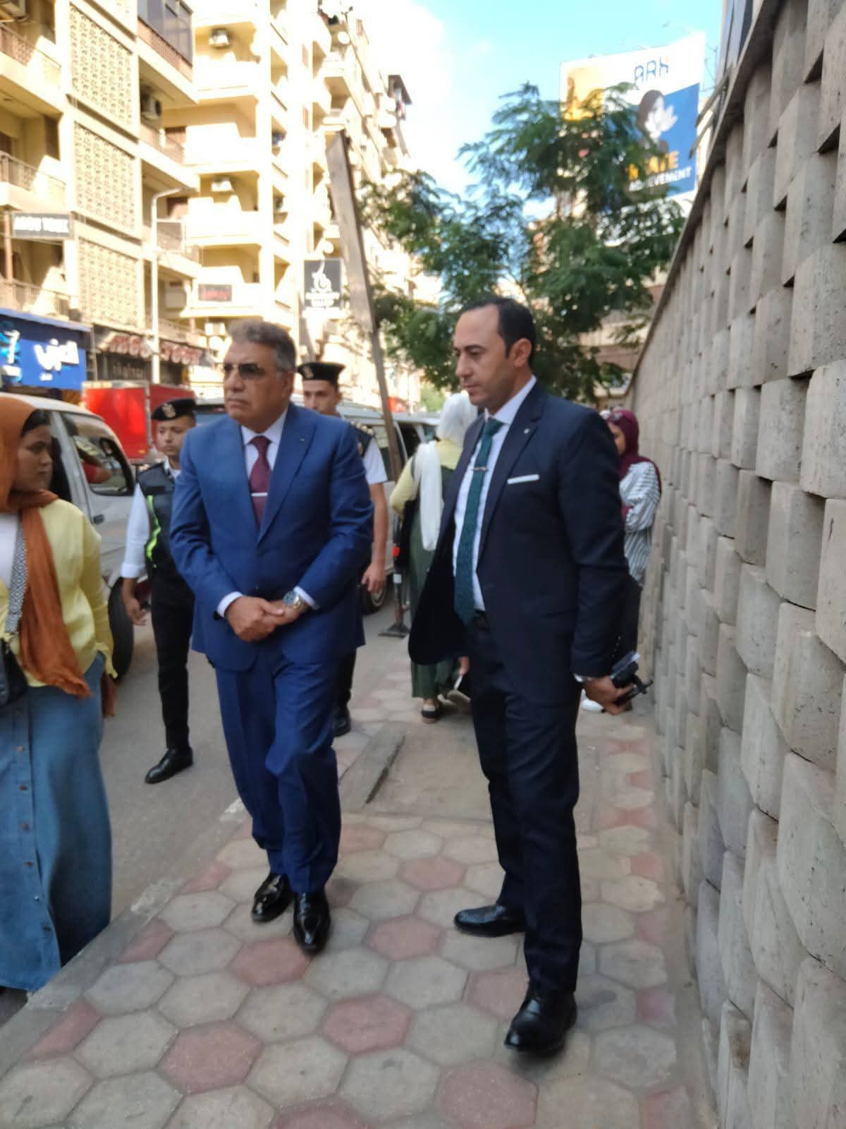 محافظ الدقهلية يتفقد منظومة النقل الجماعي بالمنصورة في أول أيام العام الدراسي الجديد .