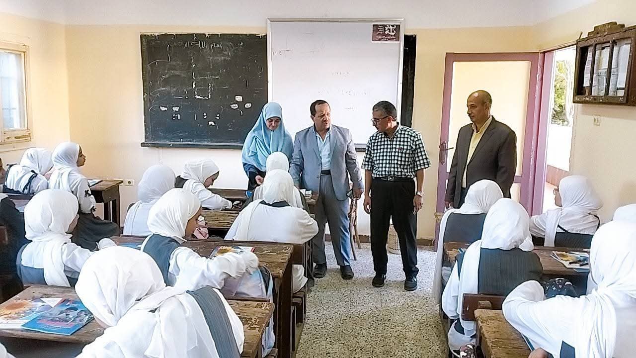 الأستاذ عادل فؤاد مدير عام أدار شرق المنصورة التعليمية يتفقد مدارس محلة الدمنة الإعدادية
