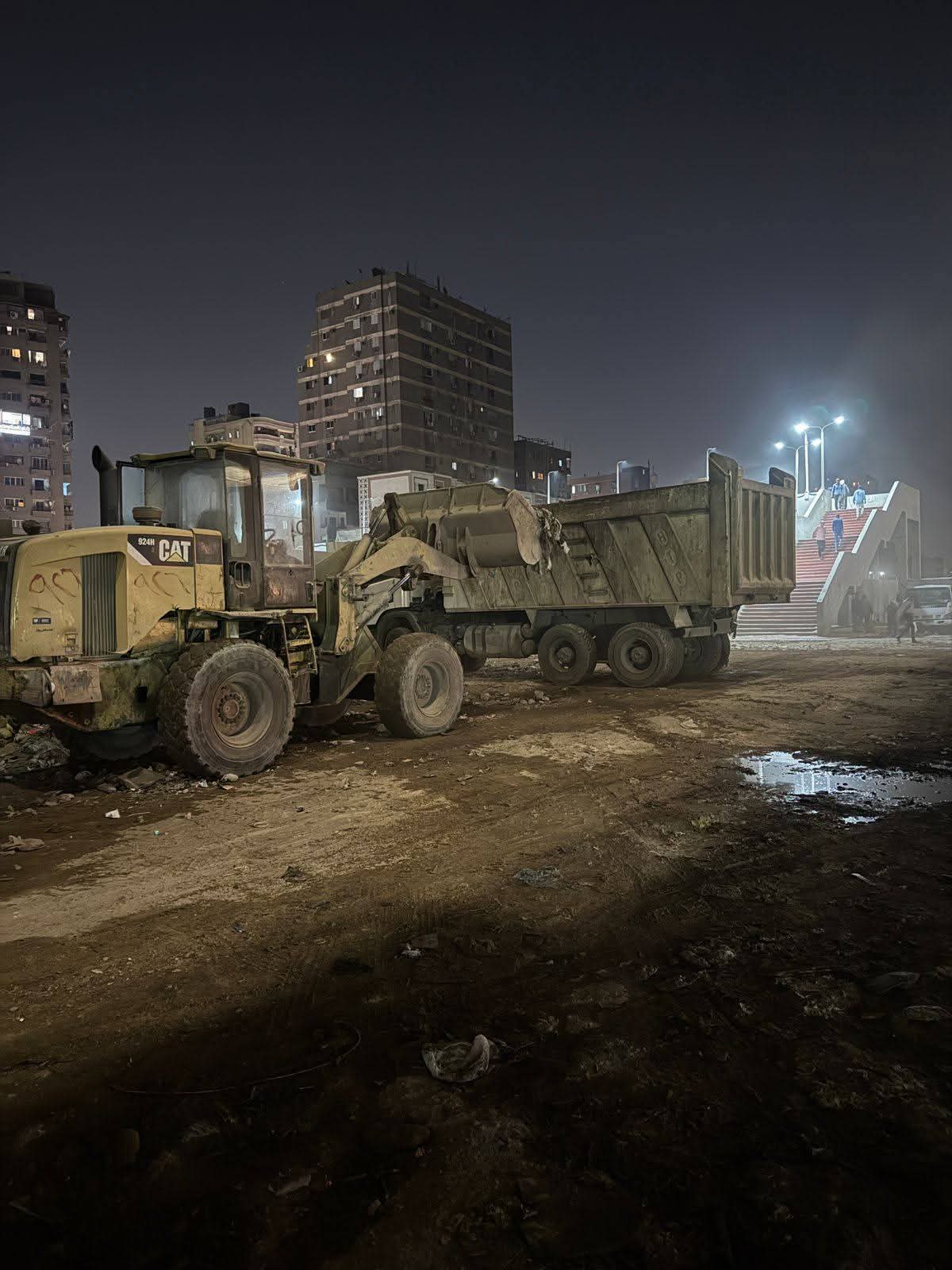 محافظة الجيزة تدفع بمعداتها لرفع المخلفات والرتش بشارع ترعة الزمر ببولاق الدكرور 