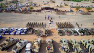 اليمن وزير الدفاع ومحافظ شبوة يشهدان عرضاً عسكرياً مهيباً في محور عتق