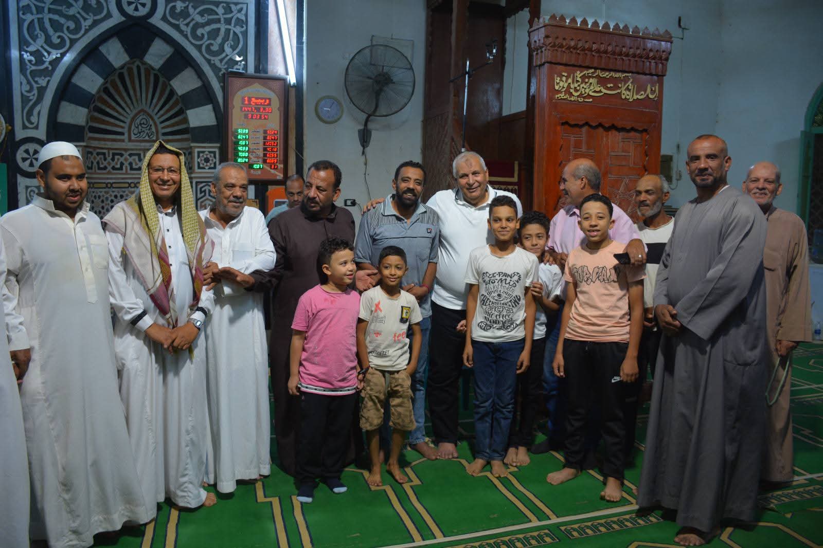 عقب اداء صلاة العشاء  الزملوط يلتقي المواطنين ويبحث مطالب اهالى حى الأمل بالخارجة 