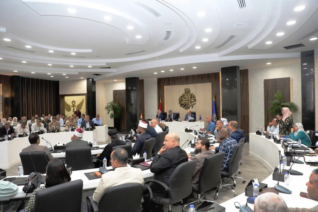 محافظ أسوان سرعة إنجاز مشروعات الخطة الإستثمارية وسحب الإعتمادات من الجهات المتقاعسة