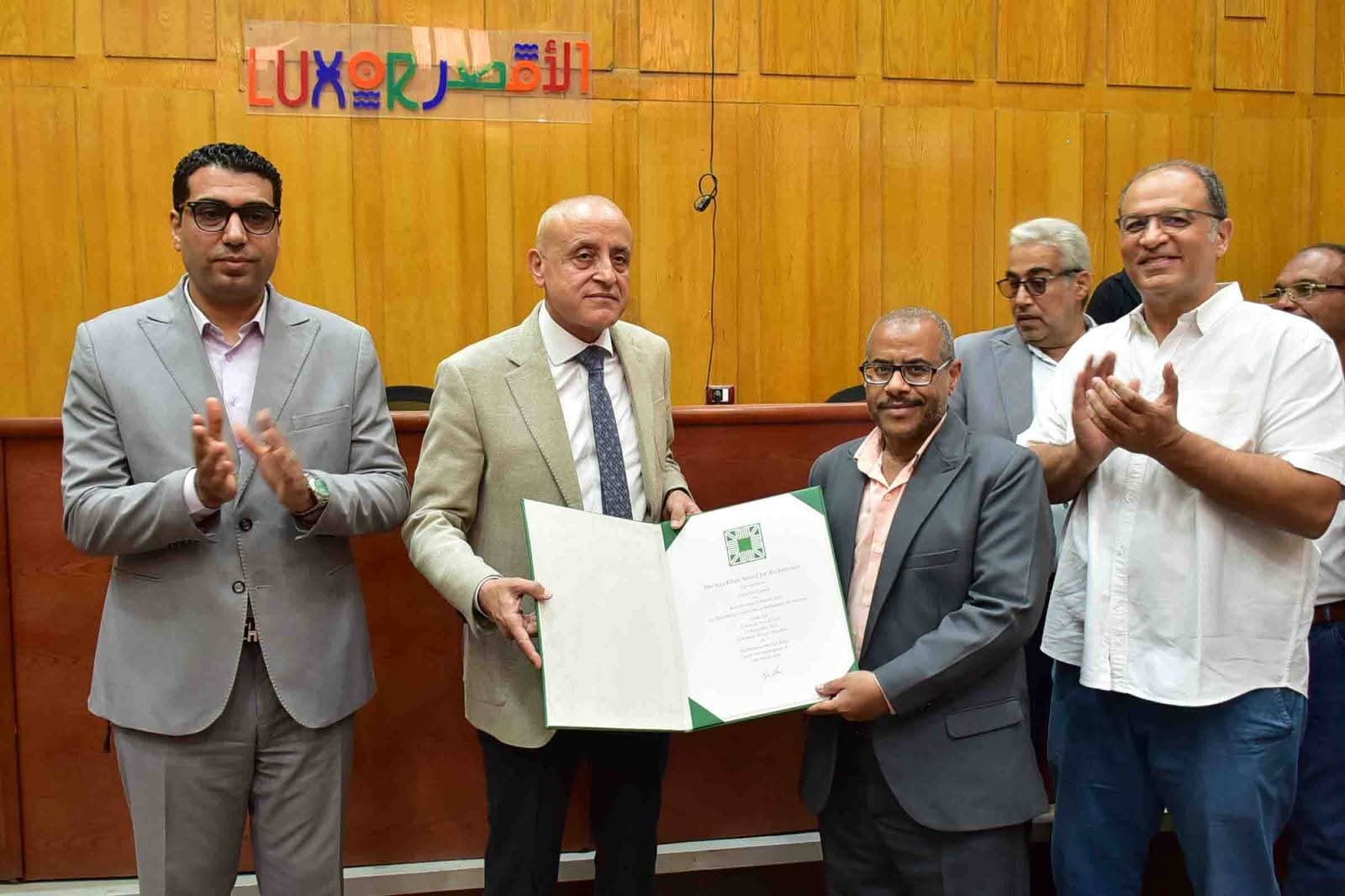 محافظ الأقصر يكرم فريق مشروع إعادة إحياء إسنا التاريخية بعد الفوز بجائزة الآغا خان العالمية للعمارة