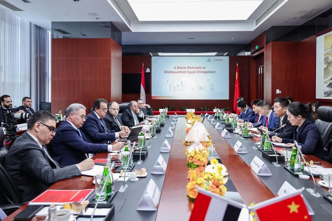 نائب رئيس مجلس الوزراء وزير الصحة يبحث مع الرئيس التنفيذي لشركة Mindray التعاون في دعم توطين الصناعات الطبية