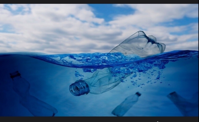 علماء يابانيون يطورون مادة بلاستيكية تذوب في الماء بسرعة فائقة