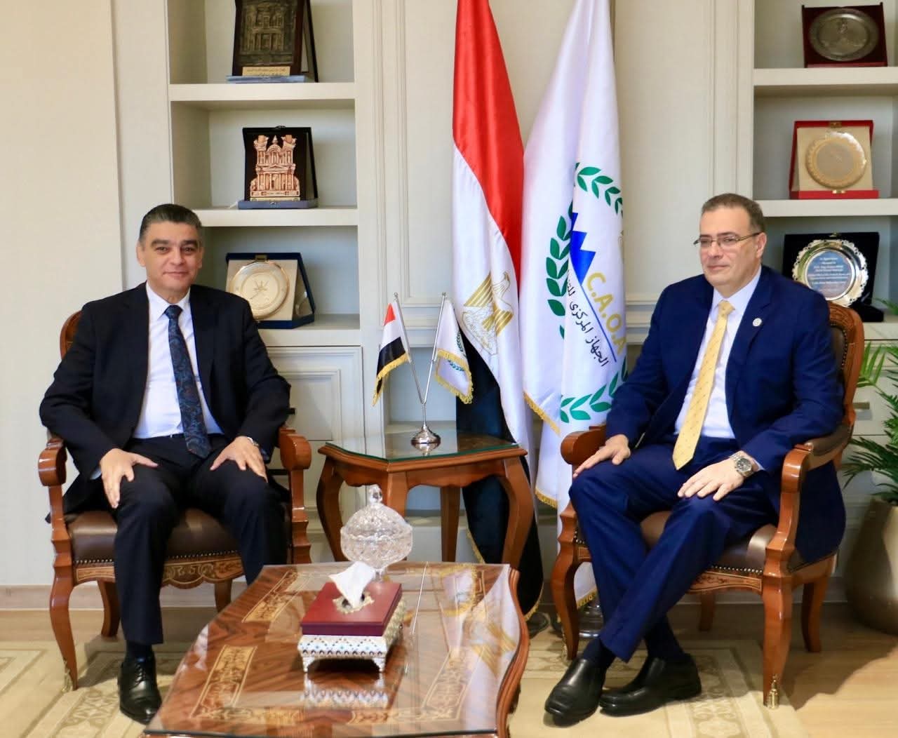 رئيس التنظيم والإدارة يسلم رئيس الشراء الموحد الهيكل التنظيمي الجديد للهيئة بعد تطويره