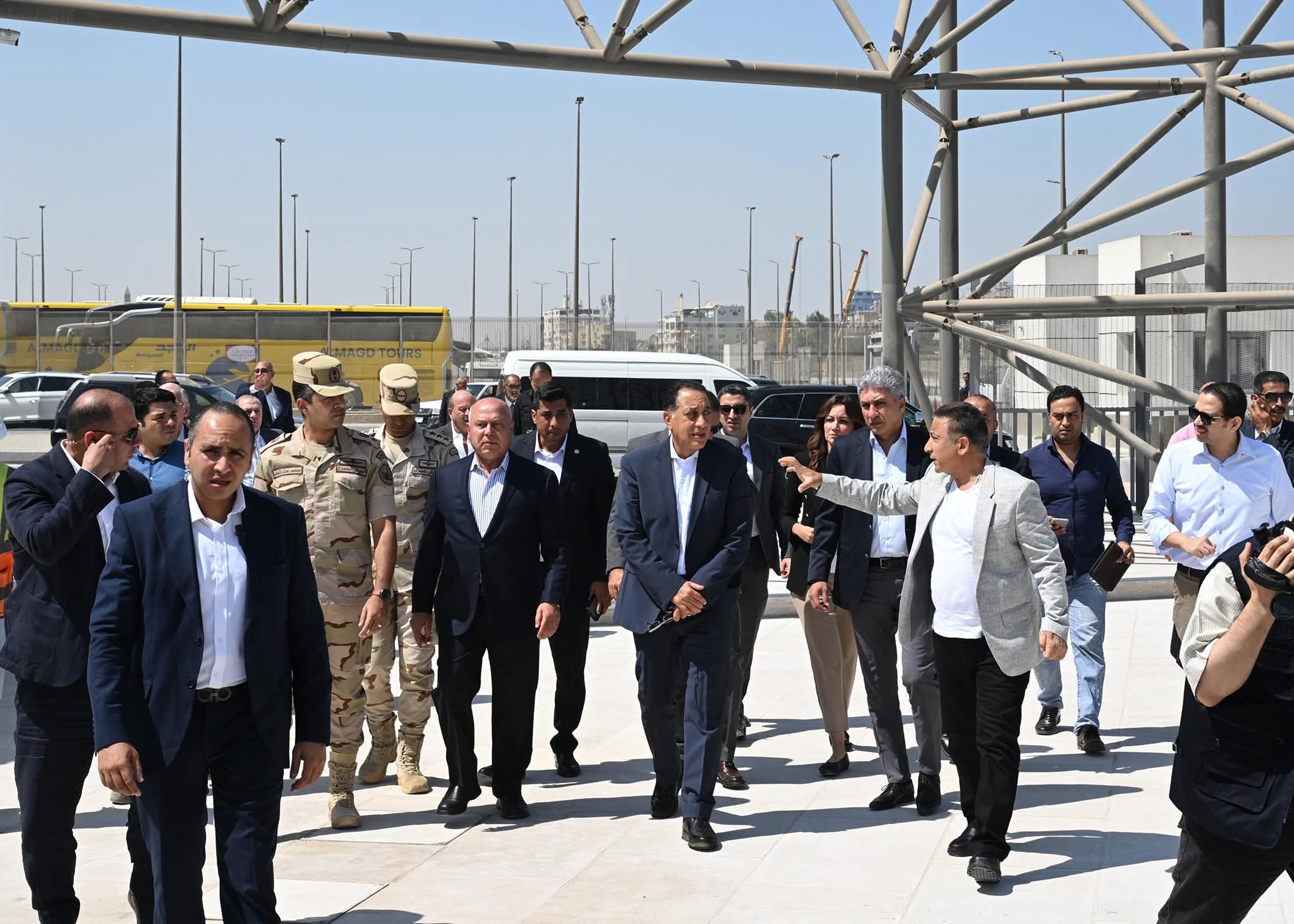 عقب تفقده أعمال التطوير بالمنطقة المحيطة بالمتحف المصري الكبير رئيس الوزراء يتفقد الممشى السياحي