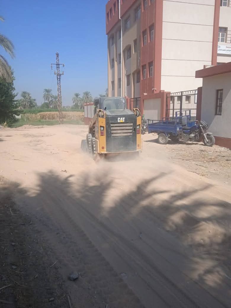 تنفيذ حملات نظافة مكثفة ورفع مخلفات تطهير الري بمدينة الزينية