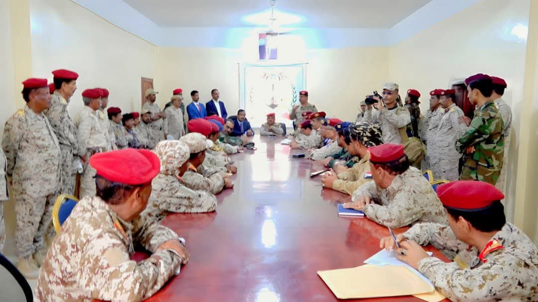 اليمن وزير الدفاع ومحافظ شبوة يعقدان اجتماعاً موسعاً بقيادة محور عتق