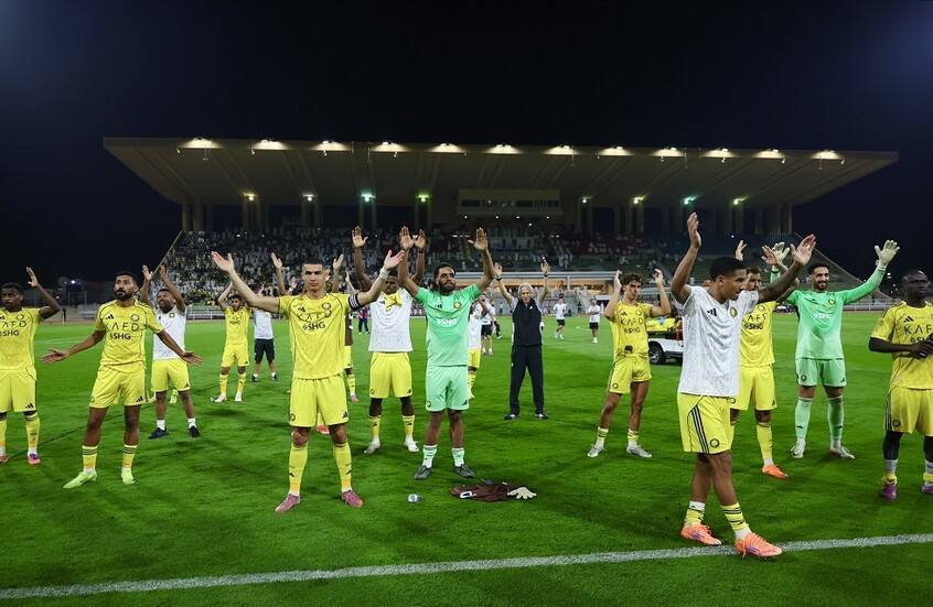 ابتسامة بريئة تسرق الأضواء  طفلة سعودية تخطف الأنظار بحركتها الطريفة تجاه لاعب النصر مارتينيز