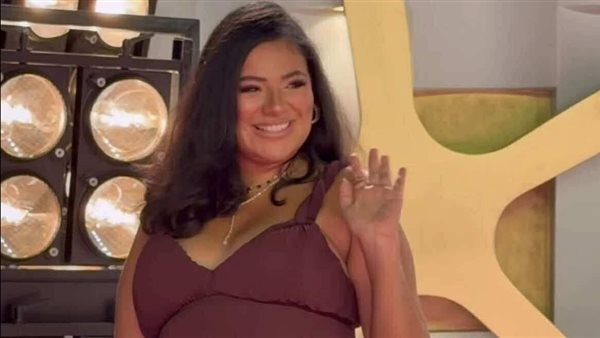 ثراء جبيل فى شهور حملها الأخيرة على ريد كاربت ولنا فى الخيال حب بمهرجان الجونة