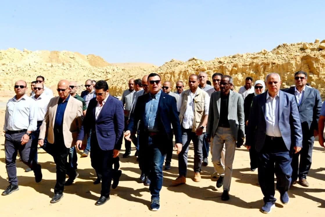 وزير الإسكان يواصل جولته بتفقد مشروع سكن مصر ومحطة رفع صرف صحى 
