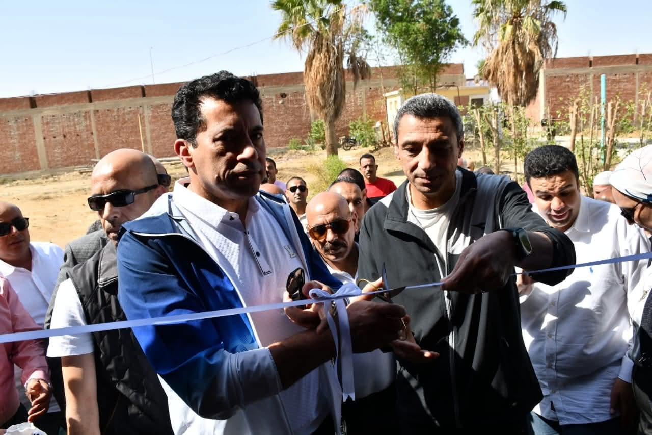 وزير الشباب والرياضة ومحافظ السويس يفتتحان قاعة تخاطب وملعب أكريليك بمركز شباب الجناين