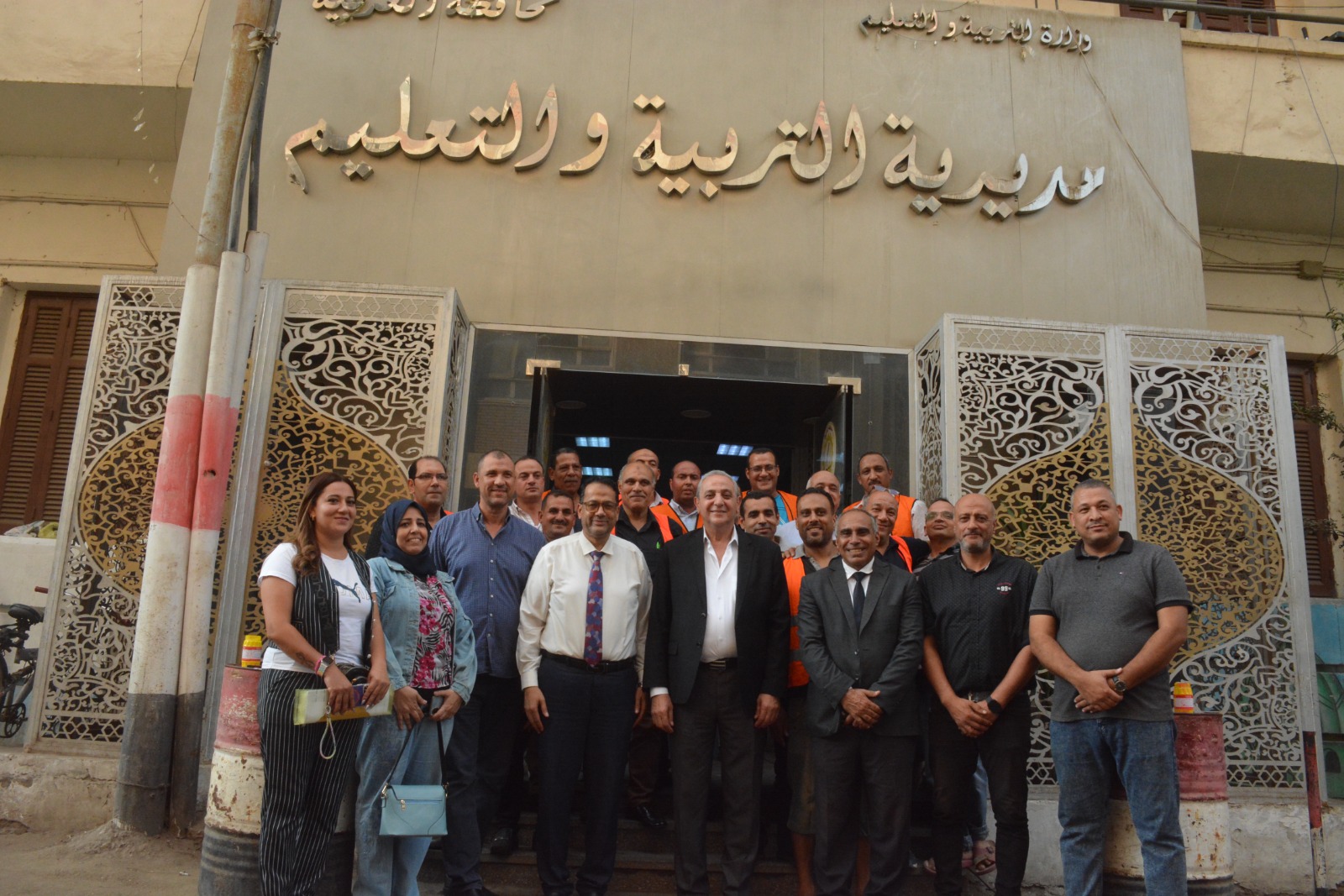 محافظ الغربية يُشارك معلمي الغربية حملة تزيين الأسوار