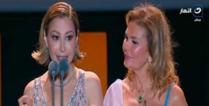 الفنانة يسرا تنقذ منة شلبي في الوقت بدل الضائع  على مسرّح الجونة قبل تكريمها