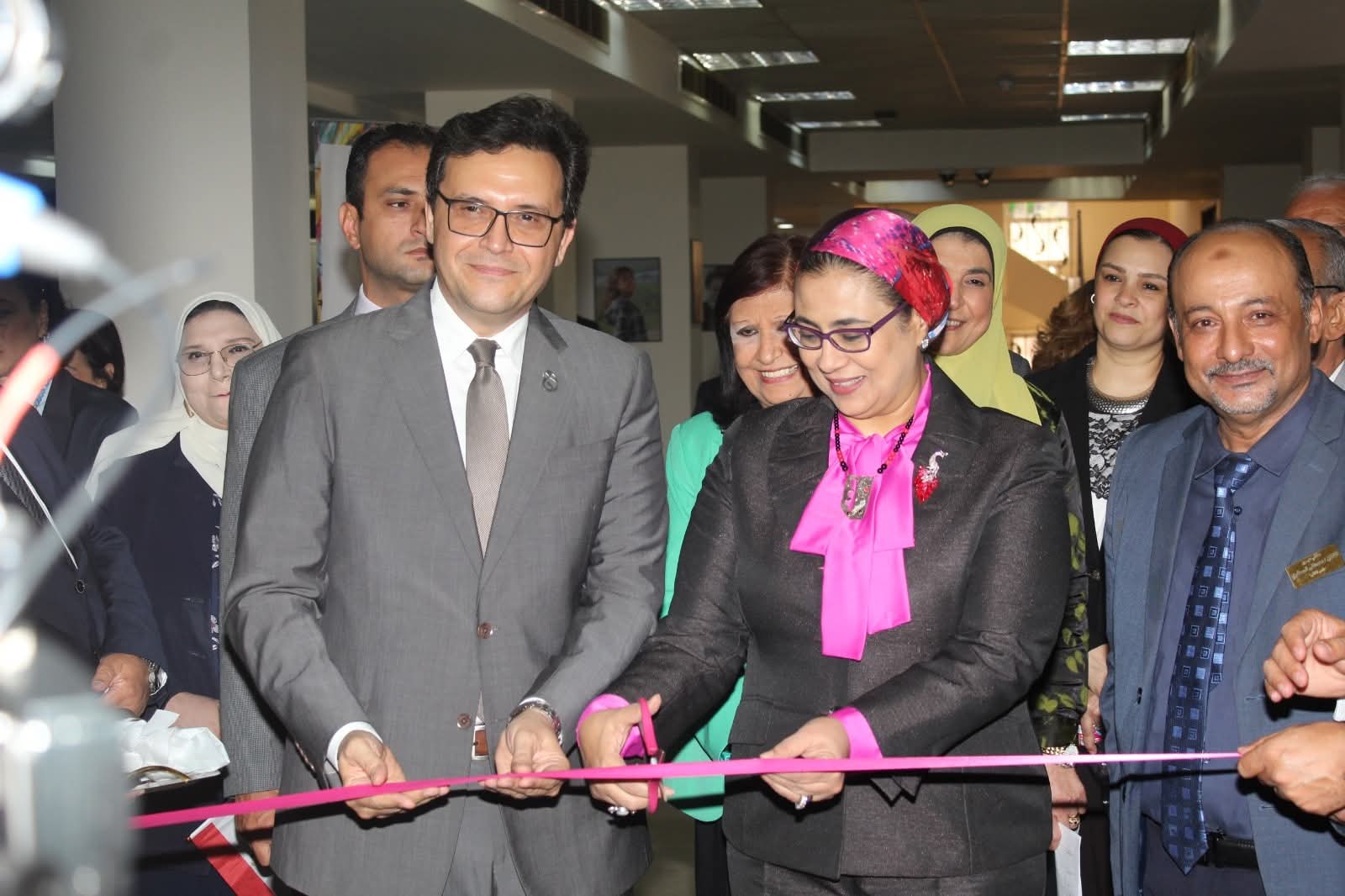 وزير الثقافة يشارك المجلس القومي للمرأة احتفالاته بذكرى نصر أكتوبر ويشهد ندوة رسائل نساء أكتوبر ويفتتح معرضًا تشكيليًا يُجسّد بطولات المرأة المصرية ودورها الوطني